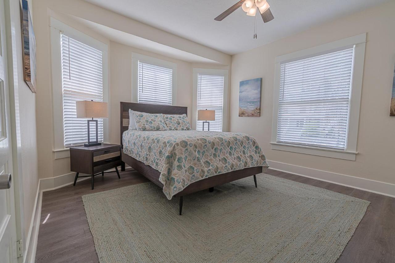 Uptown Cottage Newly Updated Home Near The Strand Galveston Harbor And Utmb Buitenkant foto