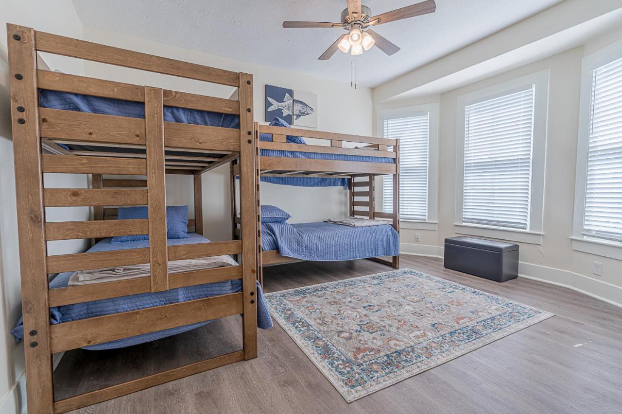 Uptown Cottage Newly Updated Home Near The Strand Galveston Harbor And Utmb Buitenkant foto